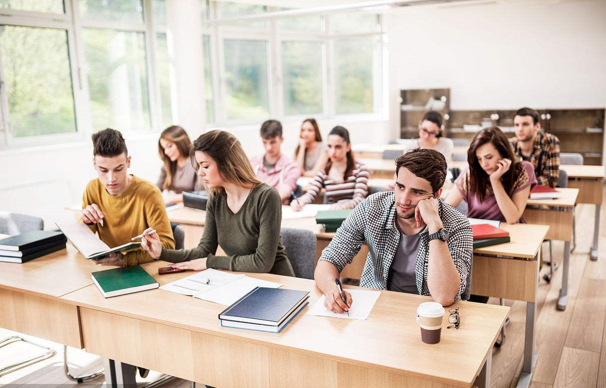 出国留学学什么专业最有"钱景"?两会上都说清楚了